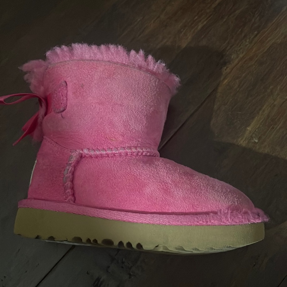 Girls pink uggs